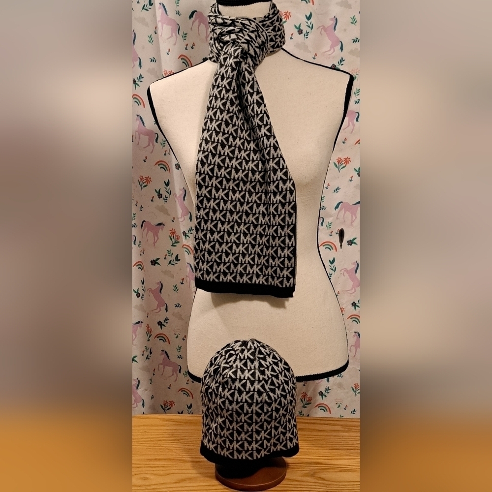 NWOT Michael Kors Black & Grey Casual Everyday Winter Hat & Scarf Wrap Set